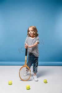 小女孩用网球设备