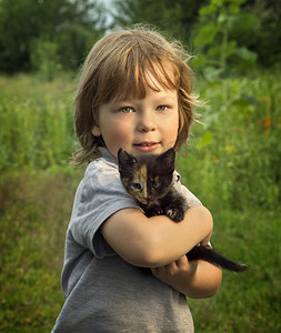 快乐的孩子与一只小猫