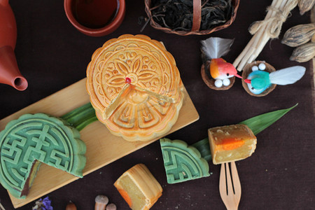 月饼中秋快乐摄影照片_中秋月饼和茶-中国甜点好吃.