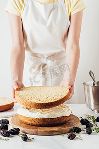 分层免抠摄影照片_裁剪拍摄的女人做美味的分层蛋糕白色
