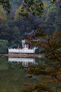 亭台楼阁山水画摄影照片_岳麓山网红景点楼阁风景宁静摄影图配图