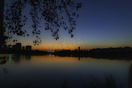 洋湖黄昏天际线湖面倒影摄影图配图
