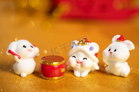 中国风红色新年摄影照片_新年白天白兔室内鼓摄影图配图
