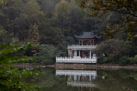 祥云底纹摄影照片_长沙市岳麓山祥云阁景点打卡摄影图配图