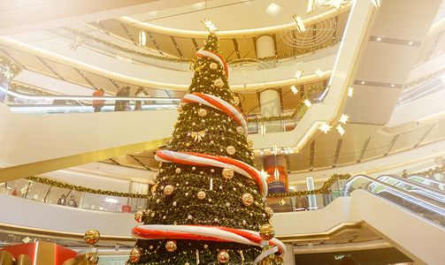 圣诞商场装饰摄影照片_节日圣诞节商场圣诞树装饰庆祝摄影图配图