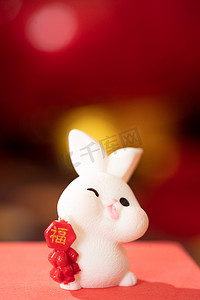 中国风红色新年摄影照片_新年春节白兔鞭炮室内新春摄影图配图