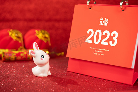 兔年微信公众号首图摄影照片_新年春节红灯笼室内日历摄影图配图