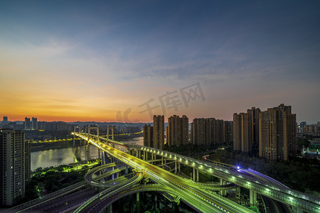 高温户外摄影照片_城市图早上桥梁户外摄影摄影图配图