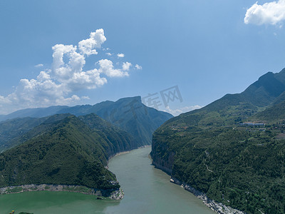 避暑卡通摄影照片_夔门三峡上午山川户外摄影摄影图配图