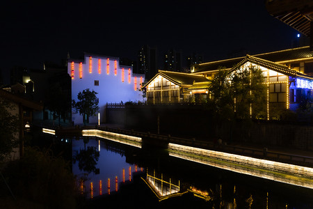 小桥流水古建筑摄影照片_洋湖水街夜晚古建筑河边倒影摄影图配图