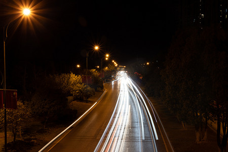 线条汽车摄影照片_车流夜晚汽车公路驾驶摄影图配图