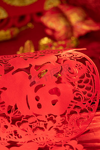 红色中国风剪纸摄影照片_新年白天剪纸室内福字摄影图配图