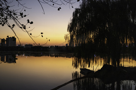 洋湖湿地公园摄影照片_洋湖夕阳建筑湖面倒影摄影图配图