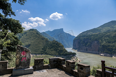 避暑乘凉摄影照片_三峡摄影图上午山川户外摄影摄影图配图