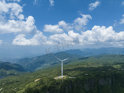 风车发电摄影照片_风车云海上午蓝天白云户外摄影摄影图配图