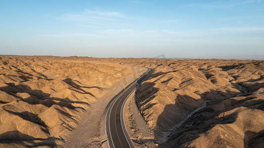 旅游敦煌摄影照片_西北戈壁滩公路