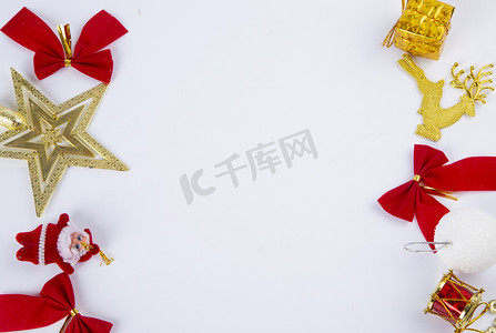 外国节日摄影照片_金色红色蝴蝶结礼物节日外国小鹿圣诞