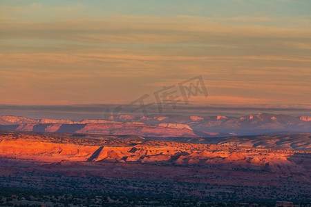 美丽的风景的美国沙漠，美国。日出的场景。