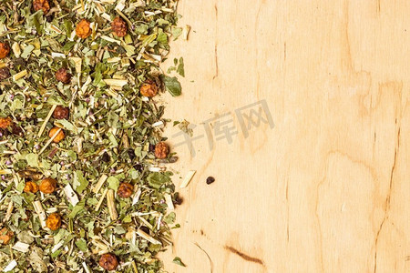 中草药茶摄影照片_各种天然药用干叶和水果的边框，放在木板上，留有复印空间。什锦天然中草药边框