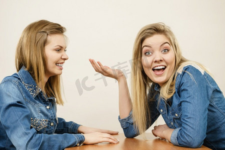 两个女人争吵起来嘲笑对方的气。女的训斥，无知的概念..两个女人吵架了