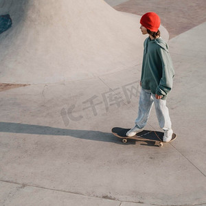 青少年在带复制空间的滑板公园玩得很开心