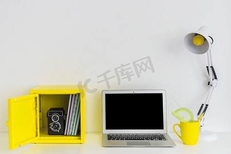 白色时尚工作场所白色黄色与笔记本电脑黄色盒