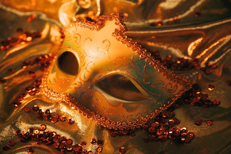 俯视图优雅的黄金威尼斯面具金色纺织品与亮片