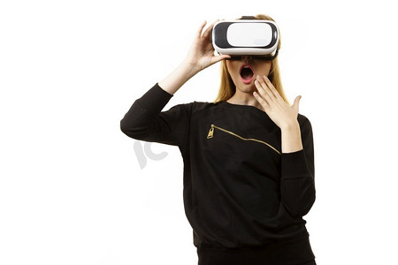 vr虚拟现实摄影照片_女子戴虚拟现实眼镜耳机，虚拟现实盒。连接，技术，新一代和进步概念。戴VR护目镜的女人