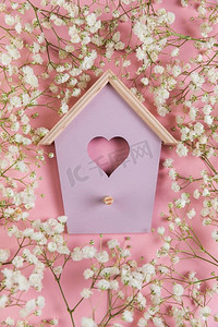 鸟舍钥匙架，粉色背景下环绕着婴儿S呼吸的鲜花