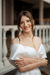 考大学摄影照片_一个年轻的新娘女孩在一个短白色连衣裙在雨天的肖像
