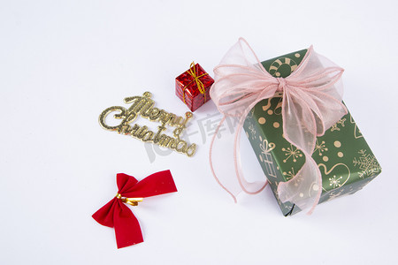 传统圣诞节礼物绿色花纹蝴蝶结节日送礼喜庆