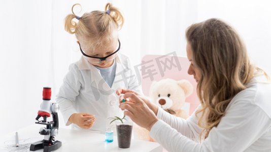 妇女教幼儿与安全眼镜关于科学与显微镜