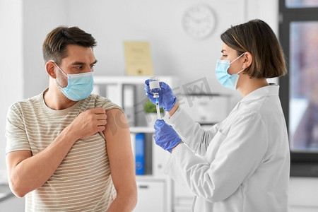 健康,医学和流行病概念 — 女医生或护士戴着防护性医用口罩和手套,在