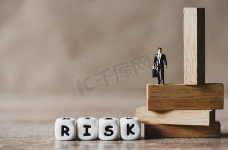 风险经营理念，商人站在木块上。风险控制与管理理念