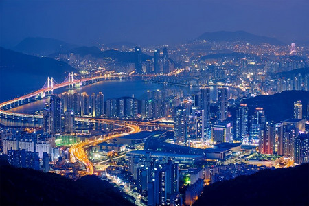 釜山的城市景观，摩天大楼和光安桥在夜晚被照亮。釜山。韩国。釜山夜景广安桥