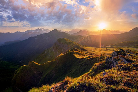 在夏天的日落视图在Paso di Giau，Colle Santa Lucia，Dolomites，意大利。日落在夏天的Paso di Giau，多洛米蒂，意大利