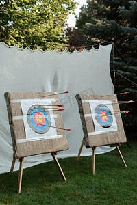 箭头摄影照片_花园里的一个五颜六色的靶子上镶嵌着箭头