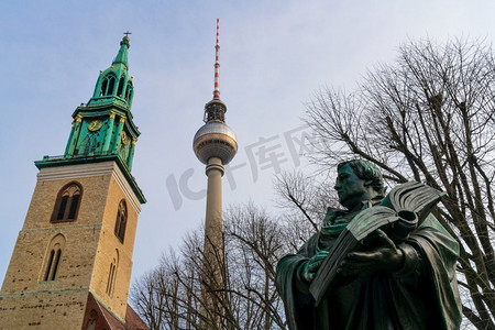柏林电视塔、柏林火车站、圣玛丽教堂和马丁路德雕像，柏林，德国