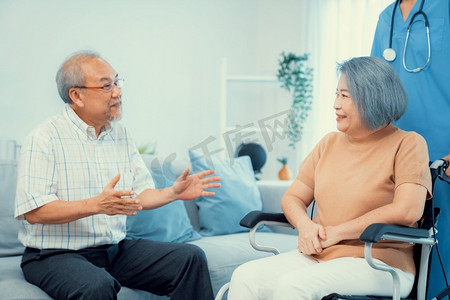 一对心满意足的老年夫妇和他们的家庭护士.人物特写病人