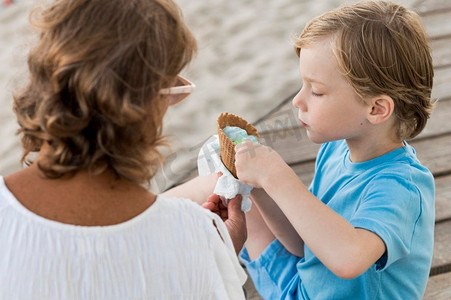 吃东西的小孩摄影照片_吃冰激凌的可爱小孩