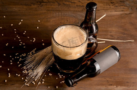 玻璃啤酒泡沫，棕色瓶子，啤酒木桌