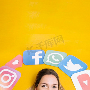 社交媒体应用偶像女性S头顶黄色背景