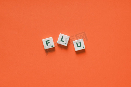 流感词形成的杂乱涂鸦瓷砖橙色背景。病毒感染与医疗理念由瓷砖形成的流感。