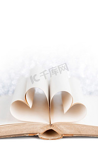 书页弯曲成心形的白色底色，喜欢在情人节阅读。一本书的每一页都弯曲到了心底