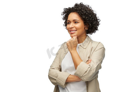 人物，种族和肖像概念-快乐的微笑思考的女人穿着衬衫在白色背景上。穿着衬衫微笑思考的女人的肖像