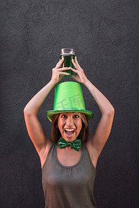 圣帕特里克框摄影照片_哭泣的年轻女子圣帕特里克帽子拿着玻璃饮料