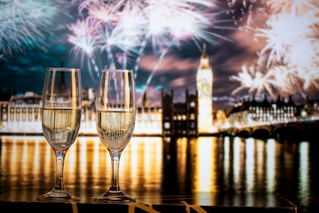 欧洲杯券摄影照片_香槟杯和大笨钟在背景新年前夕在伦敦’
