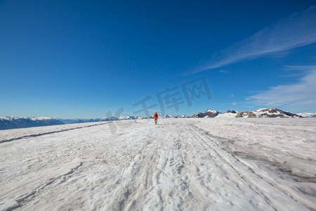 爬雪山摄影照片_夏季雪山攀登