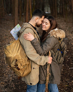 中等拍摄夫妇拥抱森林