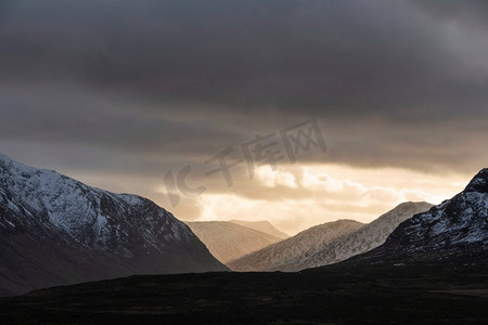 令人惊叹的戏剧性冬季日落阳光在Etive Mor失去的山谷景观在苏格兰高地